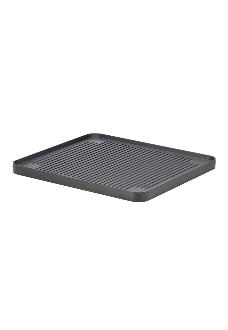 Schwarzes rechteckiges Tablett aus Kunststoff mit erhöhten, parallel angeordneten Rillen auf der Oberfläche und einem glatten, flachen Rand.