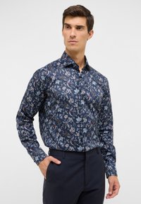 Camicia button-up blu navy con un motivo floreale in tonalità di blu, rosa e bianco, realizzata in un tessuto liscio con colletto strutturato.
