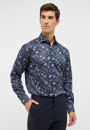 Navyblaues Hemd mit Knöpfen und floralem Muster in Blau-, Pink- und Weißtönen, aus glattem Stoff mit strukturiertem Kragen.