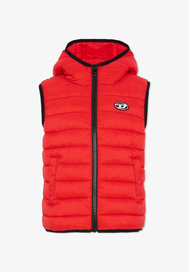 Veste matelassée rouge sans manches avec capuche, bordure noire, fermeture éclair avant, poches latérales et petit logo ovale sur la poitrine.