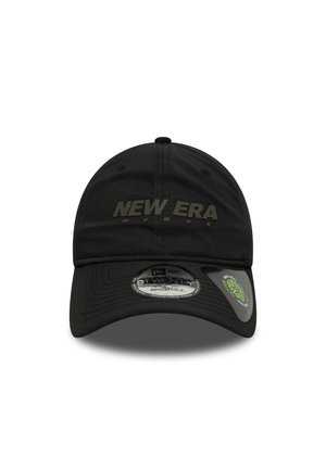 Casquette noire ajustable en tissu. Elle présente une visière courbée, un logo "NEW ERA" brodé en gris foncé et une étiquette en plastique pour le réglage sur le côté.