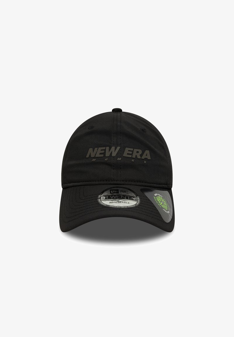 Svart justerbar caps laget av stoff. Har en buet skjerm, brodert "NEW ERA" logo i mørkegrå og plaststørrelsesskilt på siden.