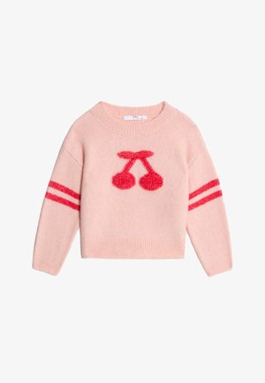 Różowy sweter z dzianiny z motywem wisienki w puszystej czerwonej włóczce, okrągły dekolt i dwie poziome czerwone paski na każdym rękawie.