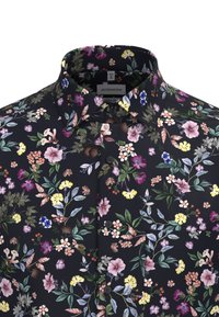 Camicia a stampa floreale con sfondo blu navy e fiori e foglie multicolori, colletto standard e bottoni neri. 100% cotone.