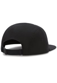Gorra negra con una corona redondeada, visera plana, correa ajustable en la parte posterior y dos ojales de ventilación a cada lado. Tejido texturizado.