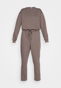 Kviltad loungedräkt i dämpad brunt, med långa ärmar, rund nacke, elastisk midja med snörning och avsmalnande ben.