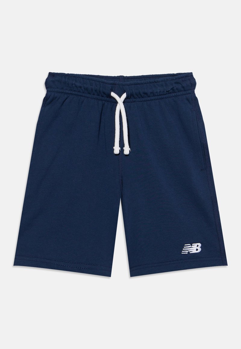 Shorts de sport bleu marine avec cordon blanc et petit logo blanc New Balance sur la jambe gauche.