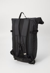 Schwarzer Rolltop-Rucksack mit verstellbaren gepolsterten Trägern, Netzdetaillierung und seitlichen Schnallen. Hergestellt aus strapazierfähigem Stoff und ausgestattet mit einem Tragegriff an der Oberseite.