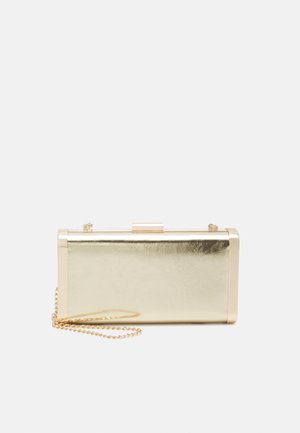 Pochette métallique rectangulaire dorée avec un fermoir boîte et une fine chaîne dorée sur fond blanc.