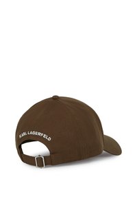 Καφέ μπέιζμπολ καπέλο με ρυθμιζόμενο λουράκι και μεταλλικό κούμπωμα, με την επιγραφή "KARL LAGERFELD" κεντημένη σε λευκό στο πίσω μέρος.