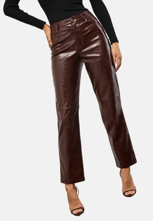 Brązowe szerokie spodnie z imitacji skóry z błyszczącym wykończeniem, z zapięciem na guzik z przodu i pętlami na pasek. Gładka tekstura i dopasowany krój.