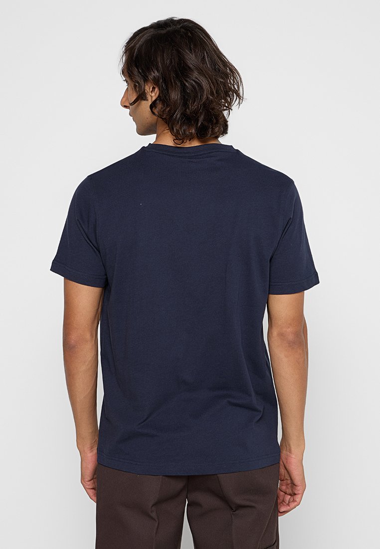 Navyblaues T-Shirt mit kurzen Ärmeln aus Baumwolle, mit Rundhalsausschnitt und geradem Schnitt. Glatte Textur ohne sichtbare Muster oder Hardware.