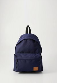 Tumesinist värvi seljakott, mis on valmistatud vastupidavast kangast. Varustatud reguleeritavate rihmade, ülemise sangaga, esiküljel lukuga tasku ja tekstuurse logomärgiga.