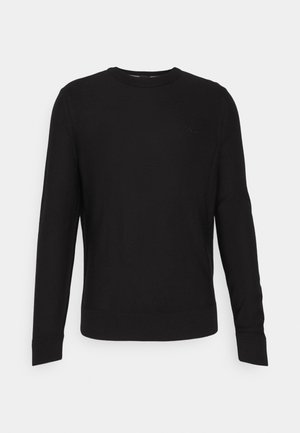 Schwarzer Pullover mit langen Ärmeln aus weichem Strickstoff, rundem Ausschnitt, gerippten Bündchen und Saum. Mit einem dezenten Logo auf der Brust.