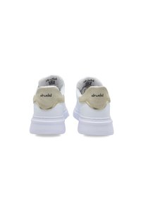 Sneakers bianchi con finitura testurizzata, dotati di accenti in suede beige nel tallone e una morbida fodera. Design minimalista con suola in gomma.