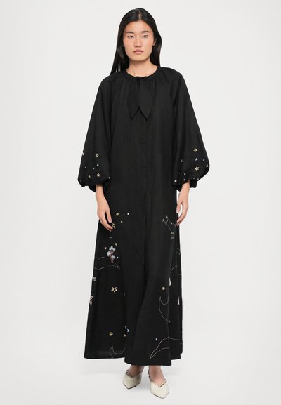 Zwarte maxi-jurk met opgezette mouwen, voorzien van meerkleurige sterren en sterrenkundige borduursels. Strikjes bij de halslijn, gladde stof, relaxte pasvorm.
