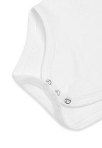 Body in cotone bianco con scollatura rotonda, maniche corte e chiusura a pressione sul fondo con fermagli in metallo per un facile indossamento.