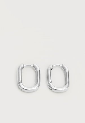 Paar polierte silberne rechteckige Creolen mit abgerundeten Ecken auf weißem Hintergrund.