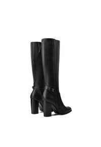 Stivali neri in pelle fino al ginocchio con punta quadrata, tacco impilato e una fibbia argentata sul lato. Texture liscia con design elegante.