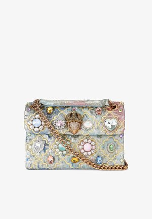 Borsa multicolore con motivo floreale, impreziosita da varie gemme e una chiusura ornamentale a forma di ghianda; include una tracolla a catena dorata.