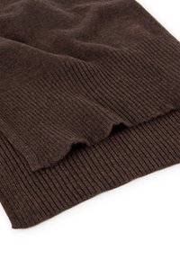 Tejido de punto marrón con textura acanalada, que presenta un borde ondulado en la parte superior. Material suave y flexible disposicionado en una disposición por capas.