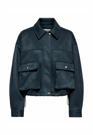 Veste courte bleu marine foncé avec large col, manches longues, boutons-pression à l'avant et grandes poches à rabat avec pressions argentées.