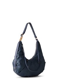 Hobo-Tasche im strukturierten dunkelblauen Material mit gebogener Form. Verfügt über einen kontrastierenden Riemen mit geprägteten Buchstaben und einem Reißverschluss in Goldfarbe.