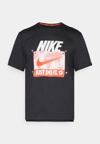 RISE 365 RUN ENERGY - T-skjorte til trening - black/picante red