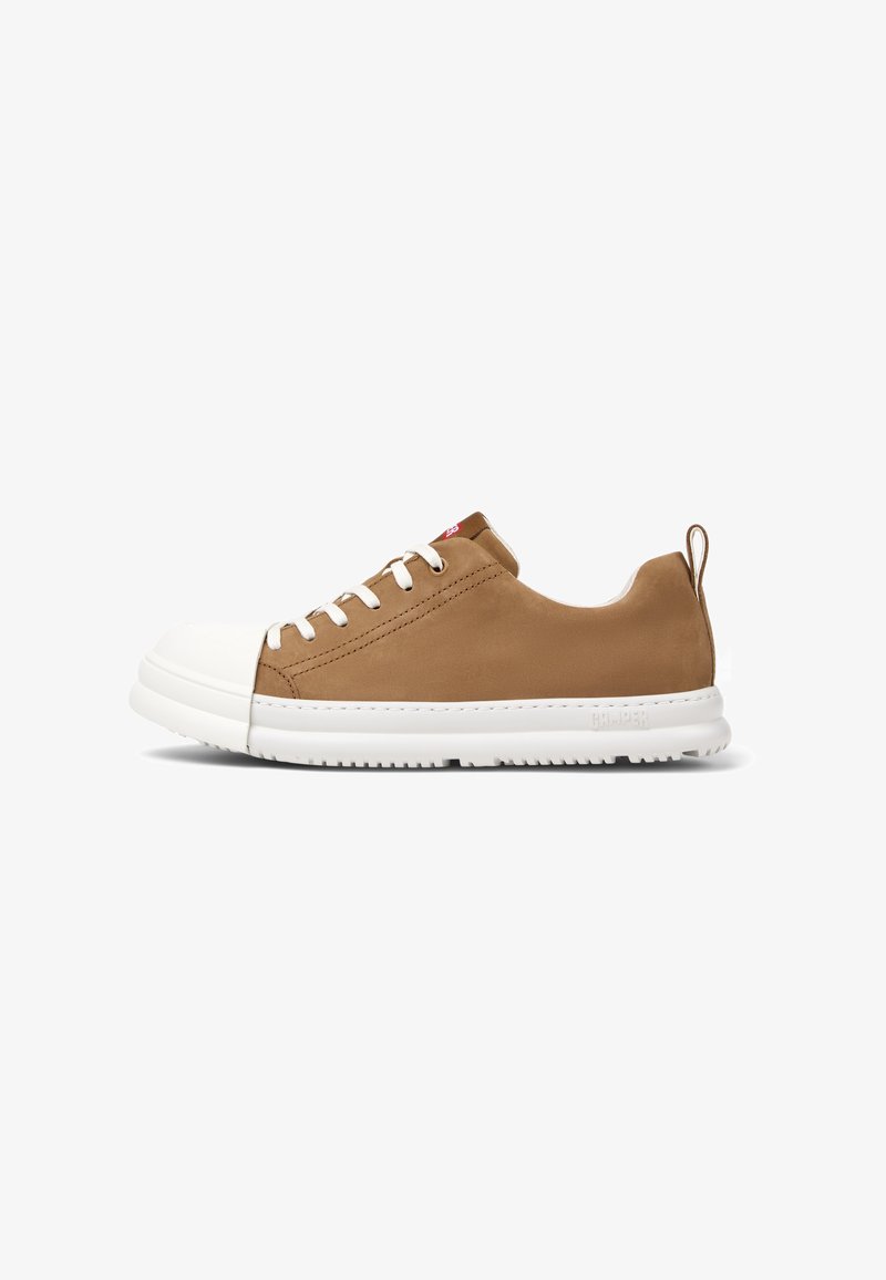 Braune Leder-Sneaker mit weißer Gummikappe, weißer Sohle und passenden Schnürsenkeln; verfügt über subtile Nähte und eine kleine Schlaufe an der Ferse für ein einfaches Anziehen.