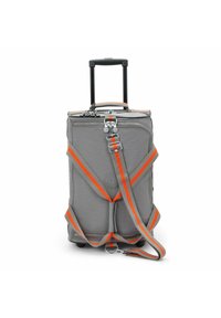Maleta de mano gris con asas y cremalleras en naranja y gris, y un detalle de logo circular; diseñada con un mango telescópico y ruedas suaves.