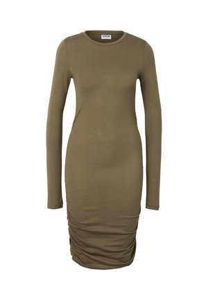 Długa sukienka z długim rękawem w kolorze oliwkowej zieleni, wykonana z miękkiego materiału, o dopasowanym kroju z marszczonymi detalami po bokach, podkreślającymi smukłą sylwetkę.