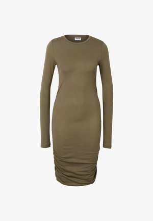 Długa sukienka z długim rękawem w kolorze oliwkowej zieleni, wykonana z miękkiego materiału, o dopasowanym kroju z marszczonymi detalami po bokach, podkreślającymi smukłą sylwetkę.