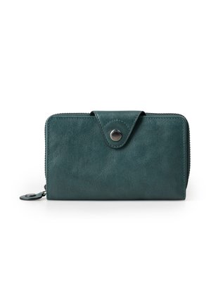 Portafoglio in pelle verde acqua con superficie testurizzata, chiusura a zip, patta frontale con chiusura a bottone automatico e una passante laterale decorativa.