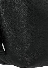 Borsa in pelle nera con superficie testurizzata, forma arrotondata e accenti in metallo argentato. Finitura opaca liscia senza motivi visibili.