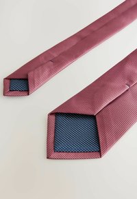 Bourgogne tekstureret slips med en blå prikket underside, der har skrådde ender og en glat finish. Justerbart for optimal pasform.