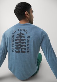 Patagonia COOL DAILY GRAPHIC LANDS - Hosszú ujjú felső - utility blue