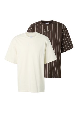 Dwie krótkie koszulki z okrągłym dekoltem, jedna gładka w kolorze ecru, a druga ciemnobrązowa z białymi pionowymi paskami i małym logo w formie napisu na piersi.