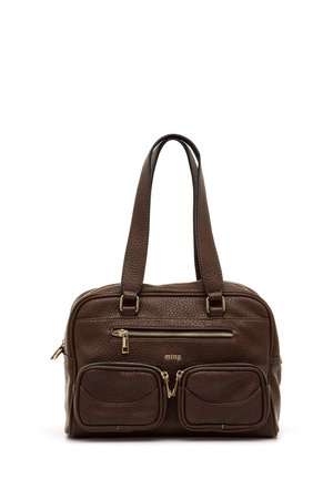 Bolso de mano de cuero texturizado marrón oscuro con doble asa, un bolsillo horizontal con cremallera y dos compartimentos frontales con cremallera.