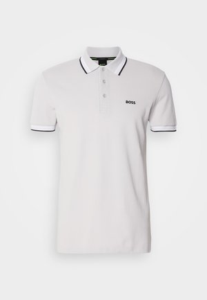 Fehér pamut póló, fekete szegéllyel ellátott gallérral és ujjal. A "BOSS" márka logója hímzéssel található a bal mellen.