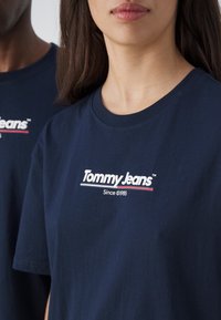 Tommy Jeans FLAG TEE UNISEX - Triko s potiskem - dark night navy