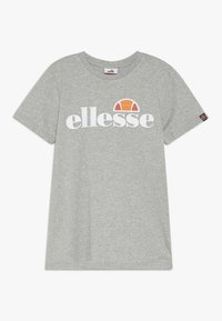 Pelēks kokvilnas T-krekls ar baltu logotipu, zīmola nosaukumu "ellesse" un oranžu kupolu grafiku virs teksta. Īsas piedurknes, apaļa kakla izgriezums.