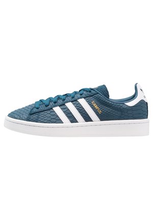 Turkusowy sneaker Adidas Campus z białymi trzema paskami na teksturowanej cholewce z wzorem węża i białą podeszwą.