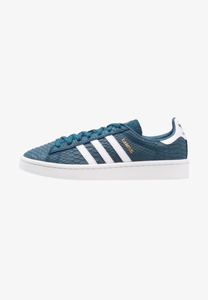 Turkusowy sneaker Adidas Campus z białymi trzema paskami na teksturowanej cholewce z wzorem węża i białą podeszwą.