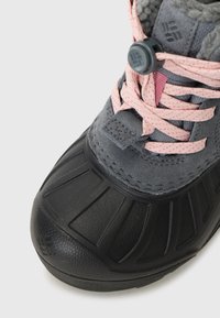 Botte d'hiver grise et noire avec des lacets roses, montrant l'orteil et la partie supérieure, avec une semelle en caoutchouc texturée et un intérieur doux et doublé.