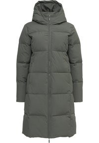 Manteau rembourré de couleur vert foncé, avec une capuche, une fermeture éclair frontale complète et un design matelassé avec des sections rembourrées pour l'isolation.