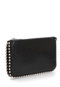 Cartera de cuero negra con cierre de cremallera, adornada con tachuelas de metal plateado a lo largo del lado, con una textura suave y forma rectangular.