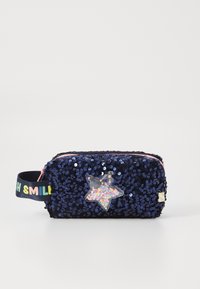 Marinblå paljettpung med stjärnformad glitterdetalj, rosa dragkedja och färggjord "SMILE" tygrem. Rektangulär form, platt botten.