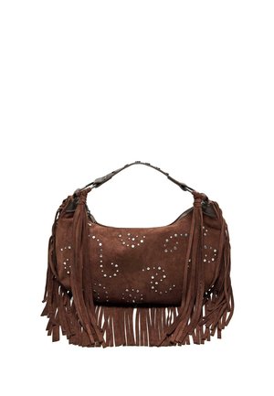 Brązowa zamszowa torebka z długimi frędzlami, srebrnymi wzorami w kształcie spirali oraz krótkim uchwytem z ozdobnymi węzłami po obu stronach.