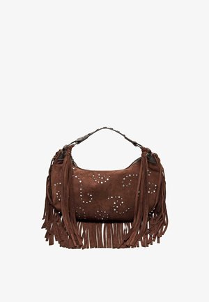 Brązowa zamszowa torebka z długimi frędzlami, srebrnymi wzorami w kształcie spirali oraz krótkim uchwytem z ozdobnymi węzłami po obu stronach.