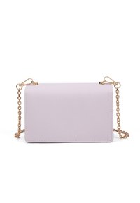 Borsa a tracolla di un delicato viola con una superficie testurizzata, dotata di una catena d'oro e accessori in metallo. Design rettangolare minimalista.